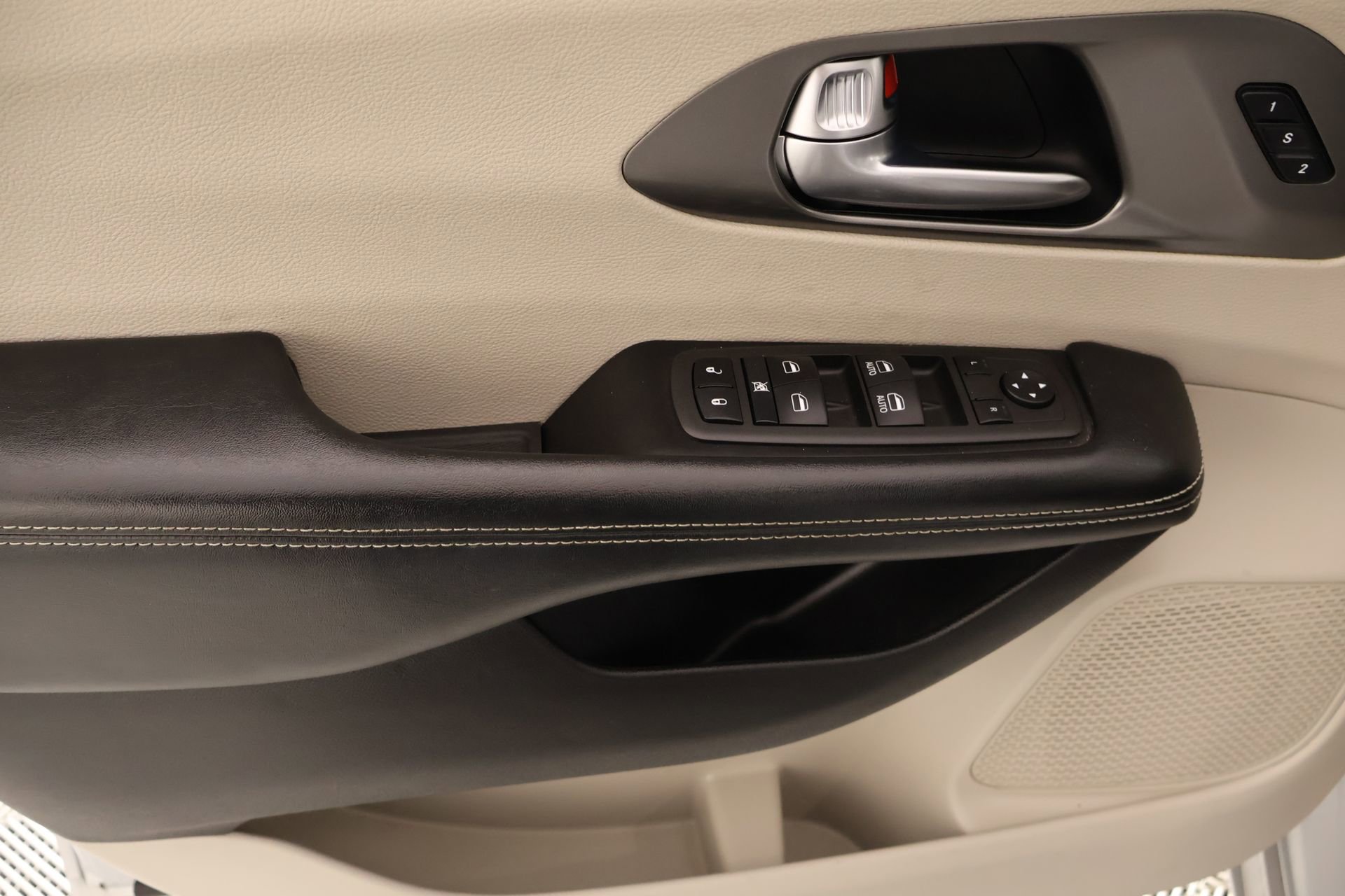 Used 2022 Chrysler Pacifica Touring-L image 16