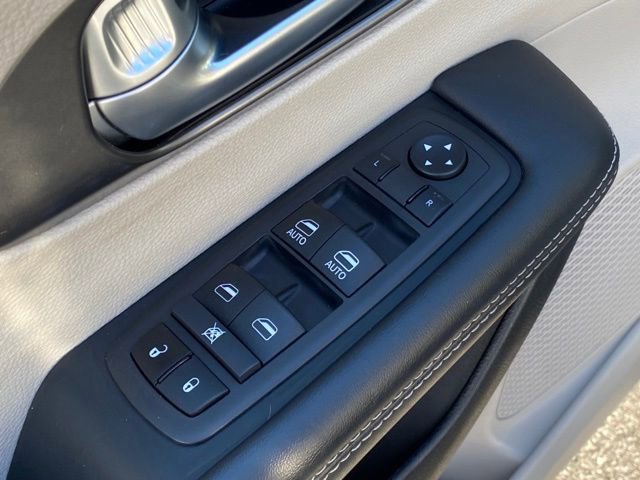 Used 2024 Chrysler Pacifica Touring-L image 12