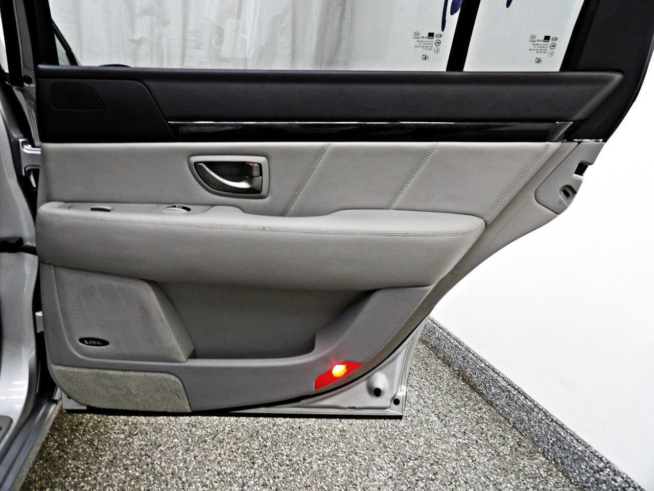 Used 2007 Kia Amanti w/ Leather Pkg image 17