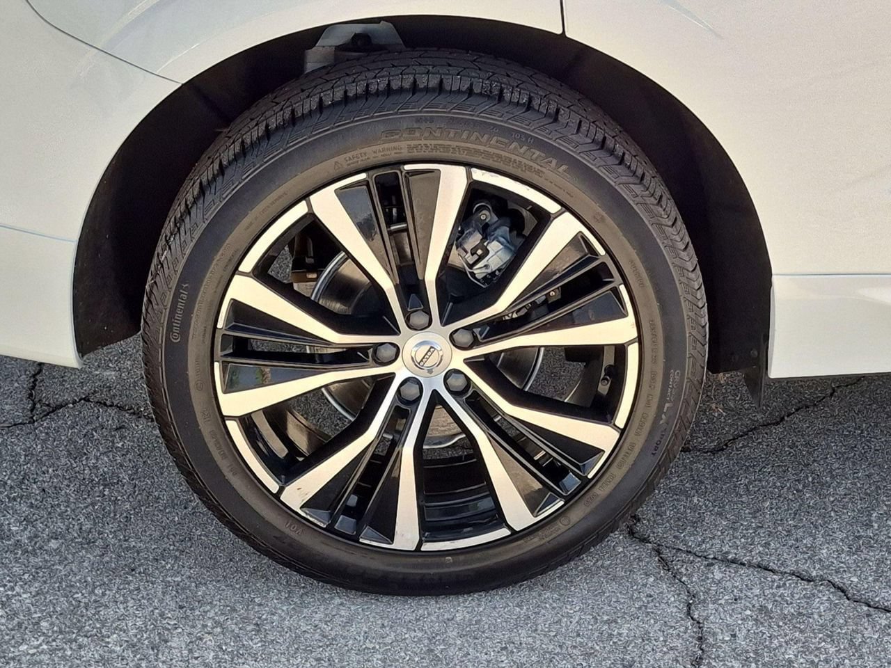 Certified 2024 Volvo XC60 B5 Plus AWD/4WD image 9