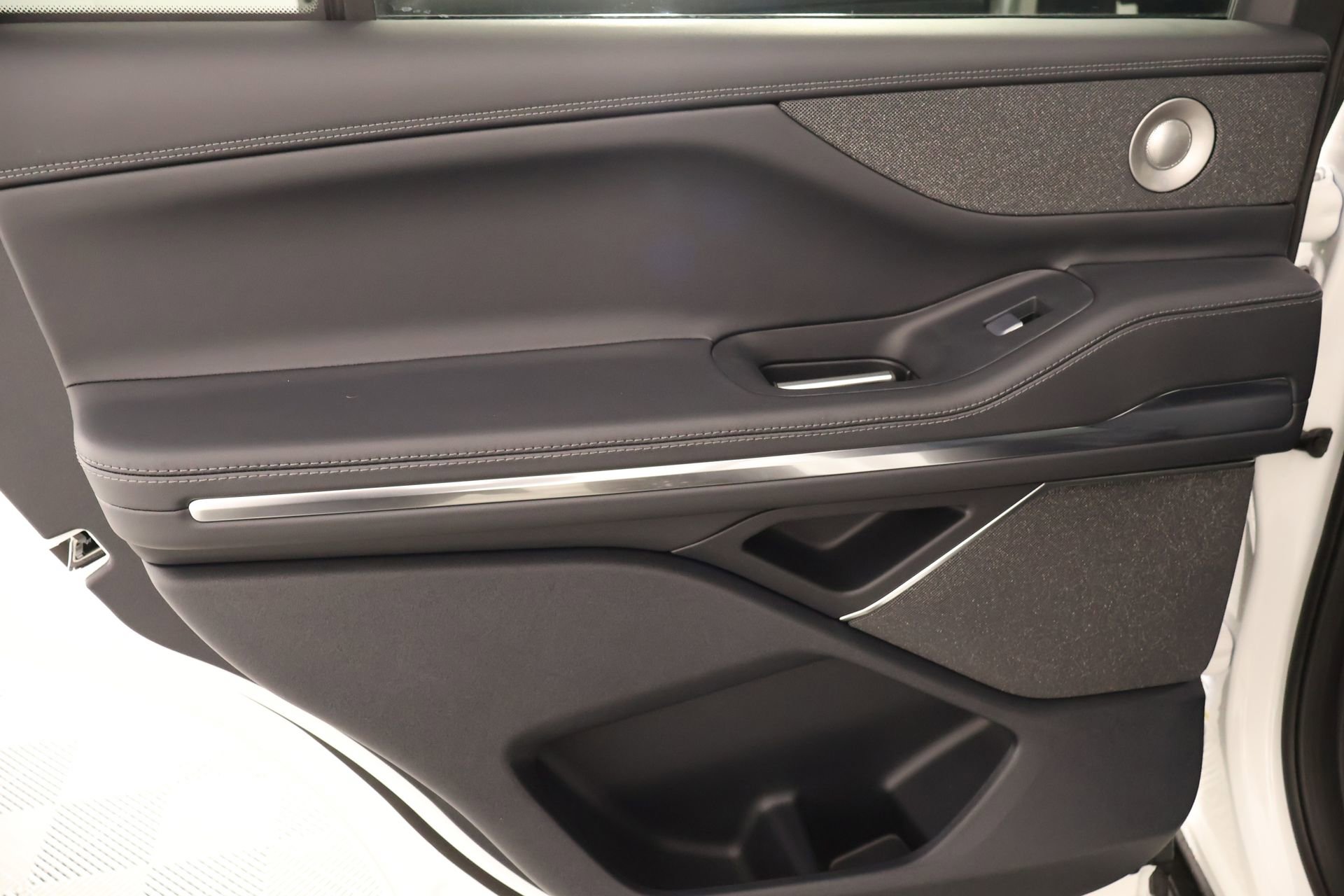 New 2026 Lincoln Navigator Reserve w/ Jet Appearance Package image 18