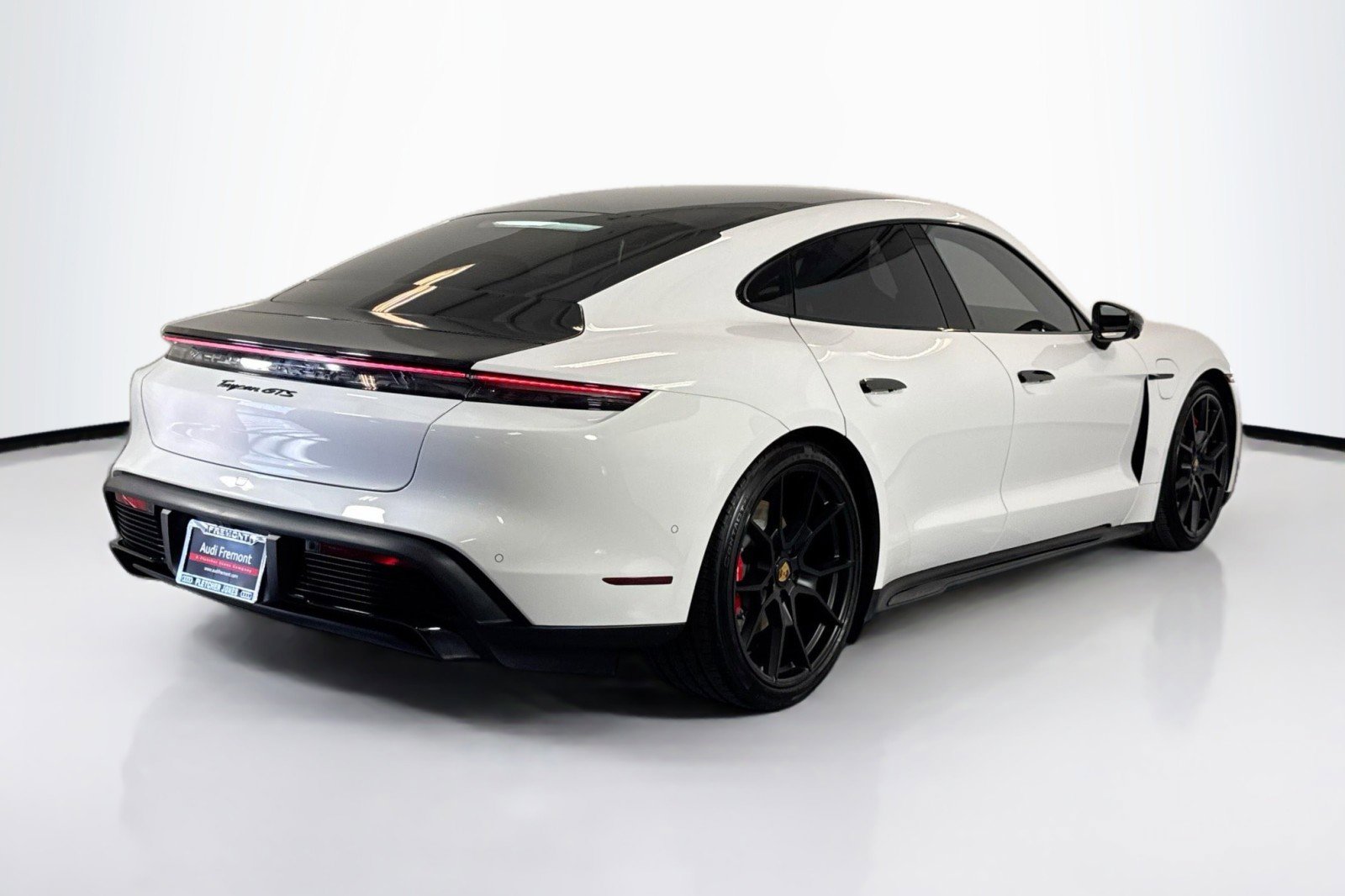 Used 2023 Porsche Taycan GTS image 5