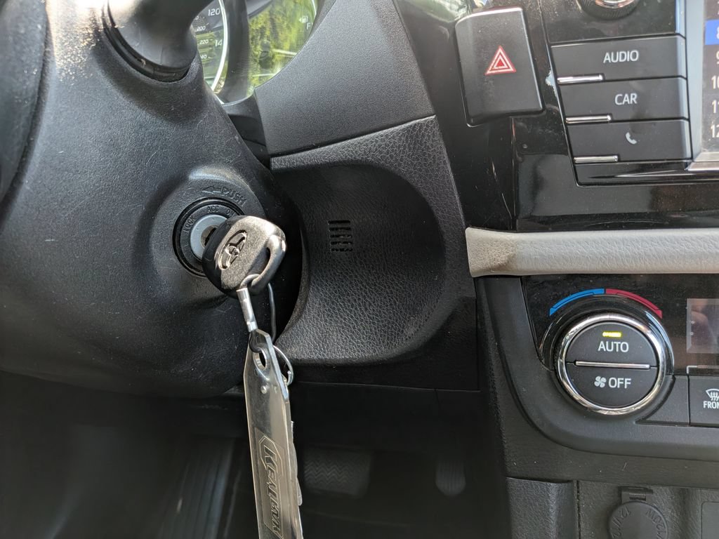 Used 2015 Toyota Corolla LE FWD image 18