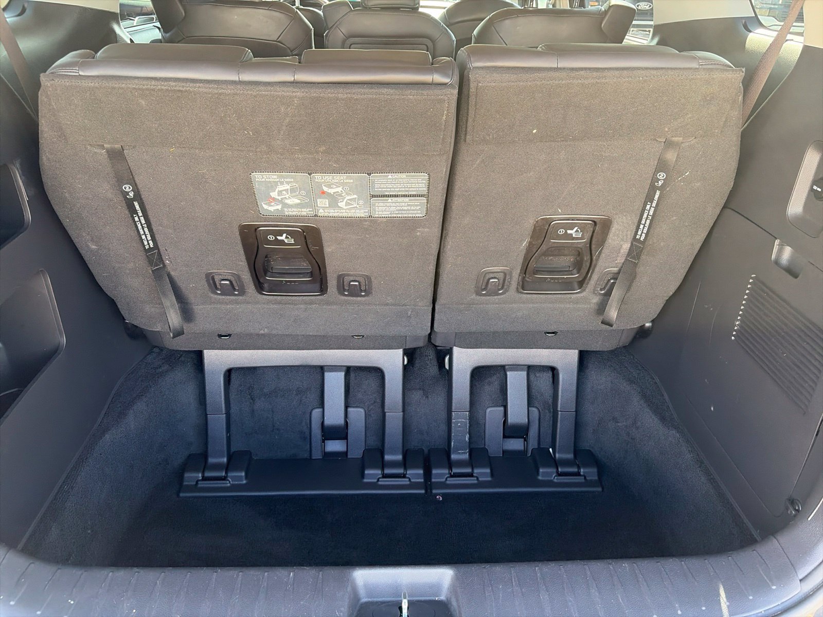 Used 2024 Kia Carnival EX FWD image 25