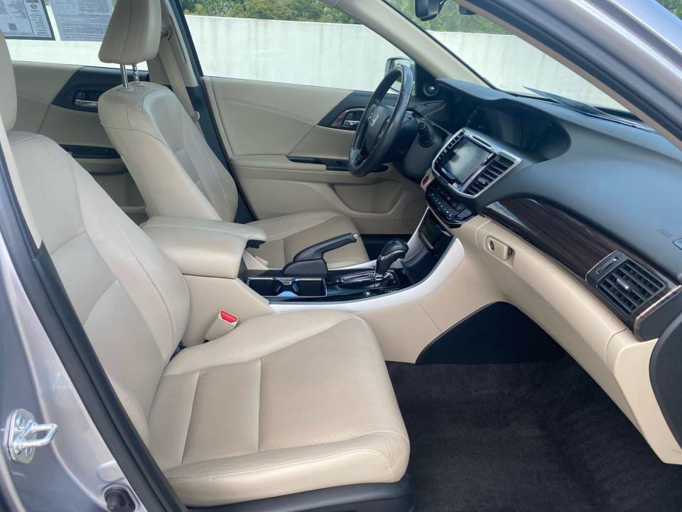 Used 2017 Honda Accord Touring image 32