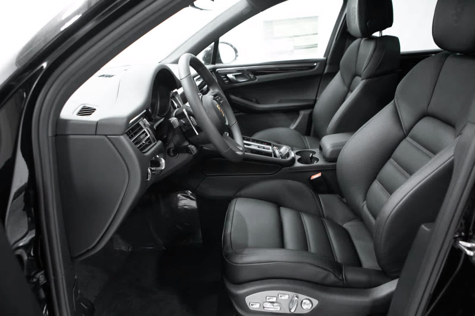 Certified 2026 Porsche Macan S AWD/4WD image 9