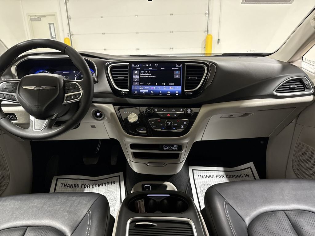 Used 2024 Chrysler Pacifica Touring-L image 10