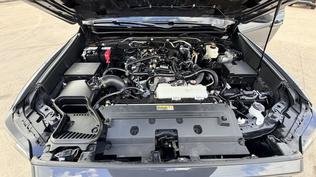 Used 2025 Toyota Tacoma SR5 AWD/4WD image 29