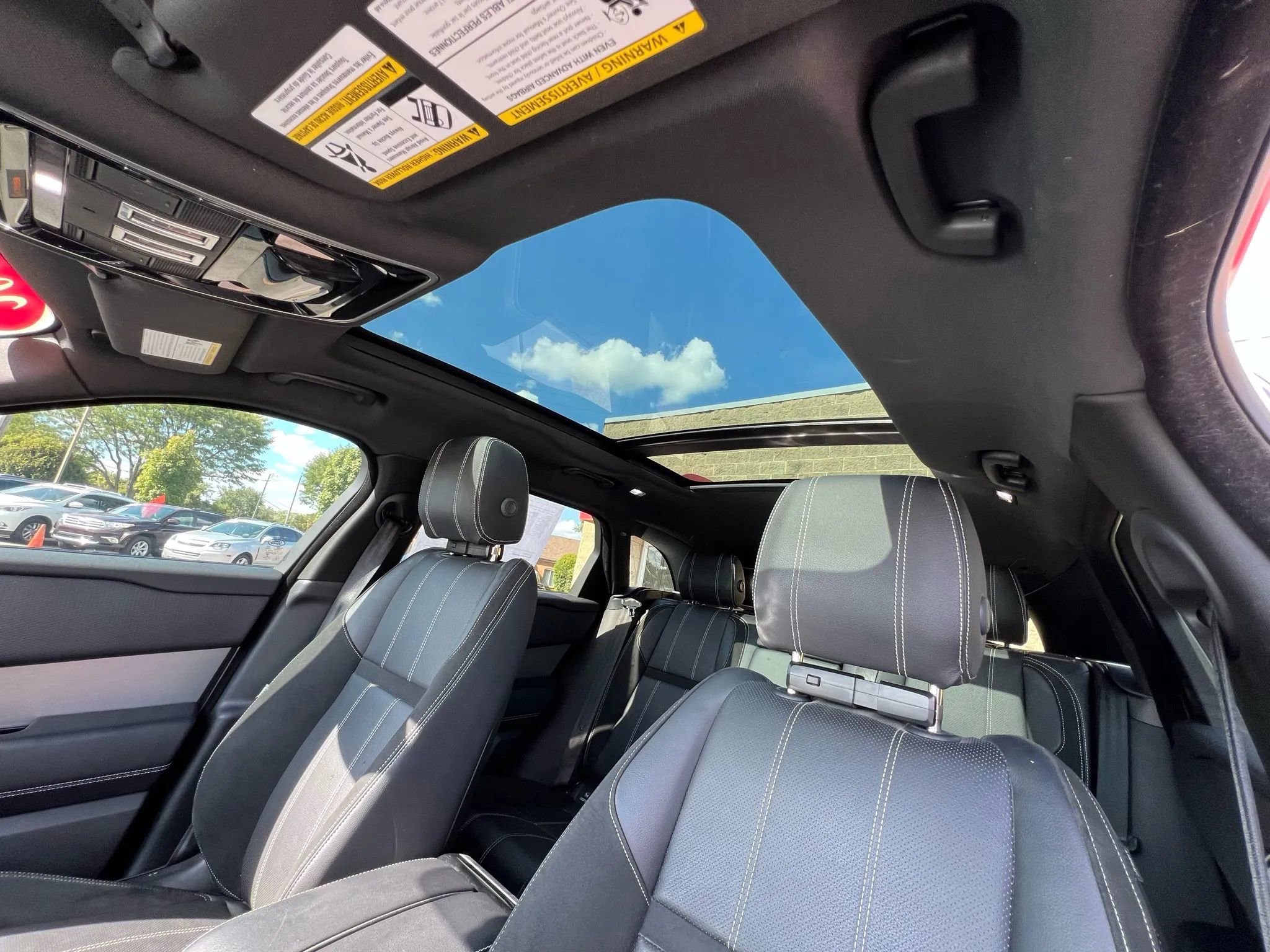 Used 2018 Land Rover Range Rover Velar R-Dynamic SE image 16