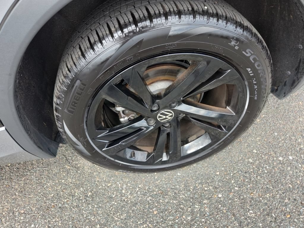 Certified 2024 Volkswagen Tiguan SE R-Line FWD image 22