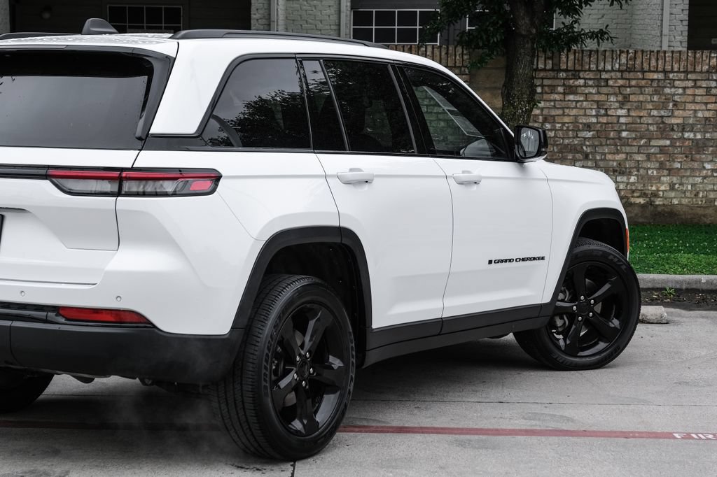 Used 2023 Jeep Grand Cherokee Altitude AWD/4WD image 17