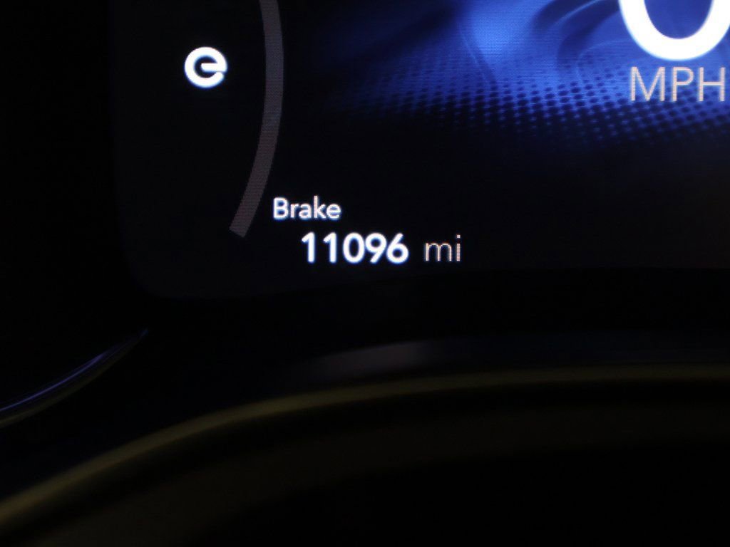 Used 2023 Chrysler Pacifica Limited w/ Uconnect Theater Family Group image 45