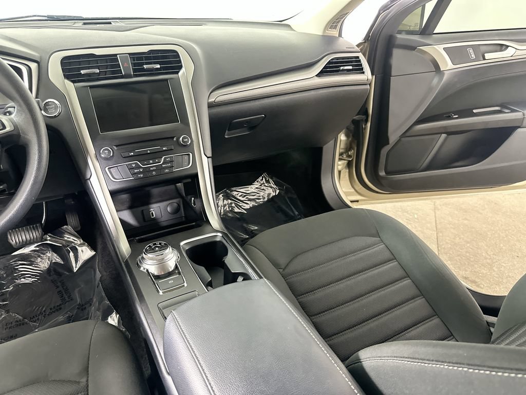 Used 2017 Ford Fusion SE w/ Fusion SE Technology Package FWD image 21