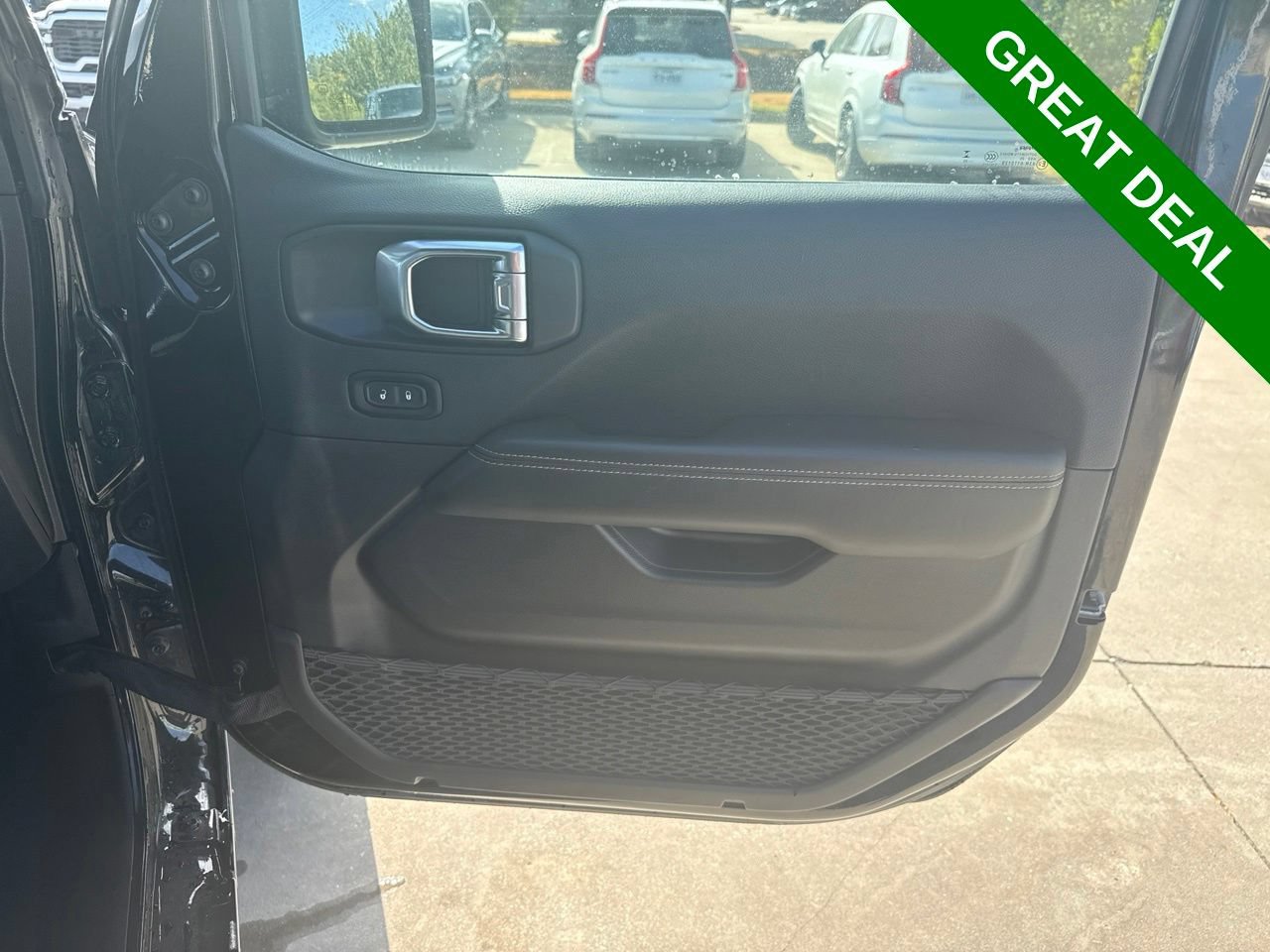 Used 2025 Jeep Wrangler Unlimited Sahara w/ Safety Group AWD/4WD image 10