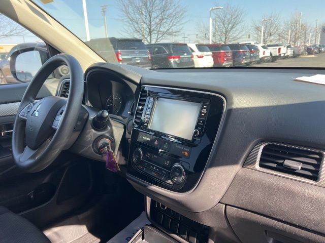 Used 2018 Mitsubishi Outlander AWD image 30
