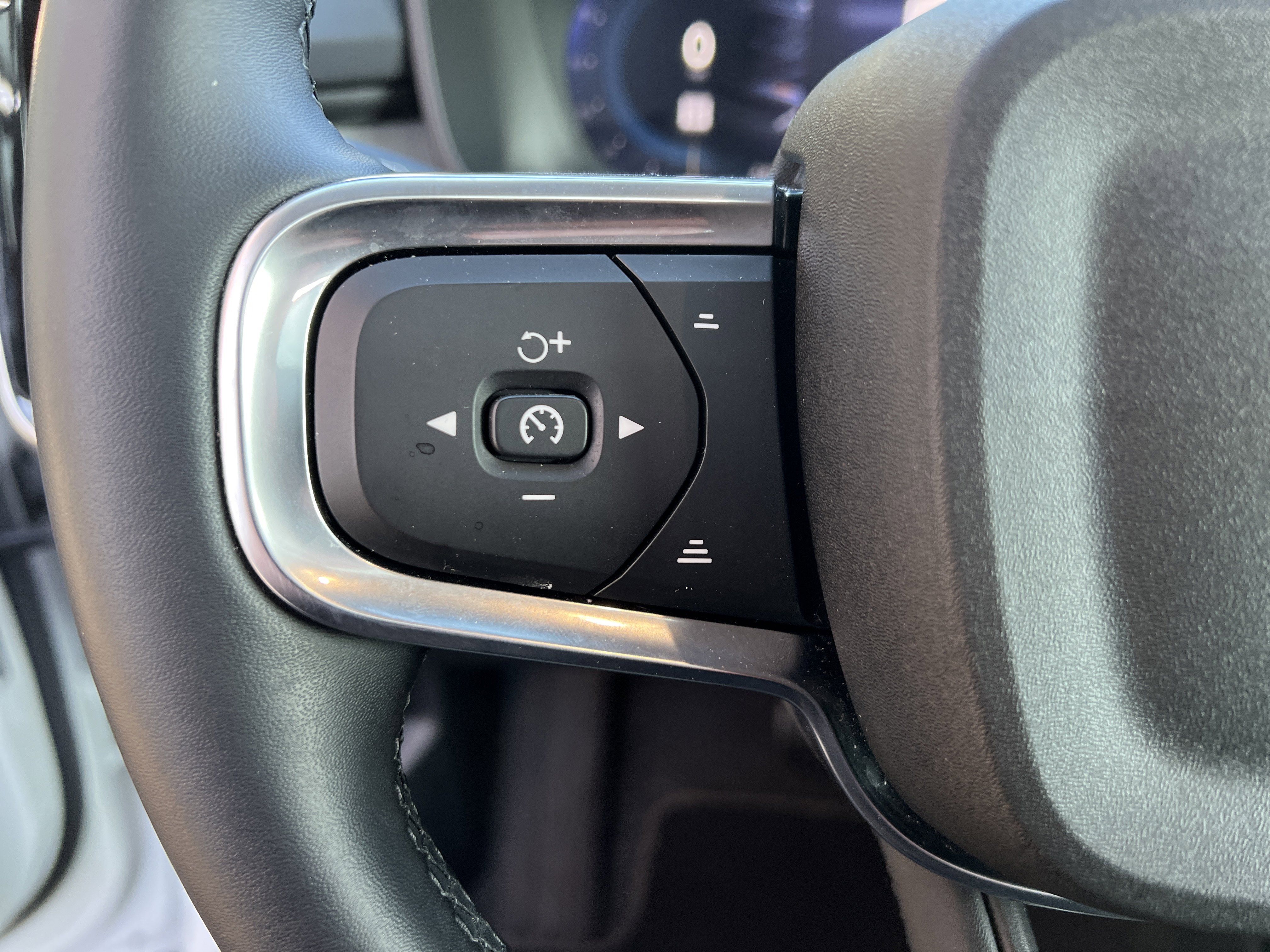 Used 2025 Volvo XC40 B5 Plus image 19