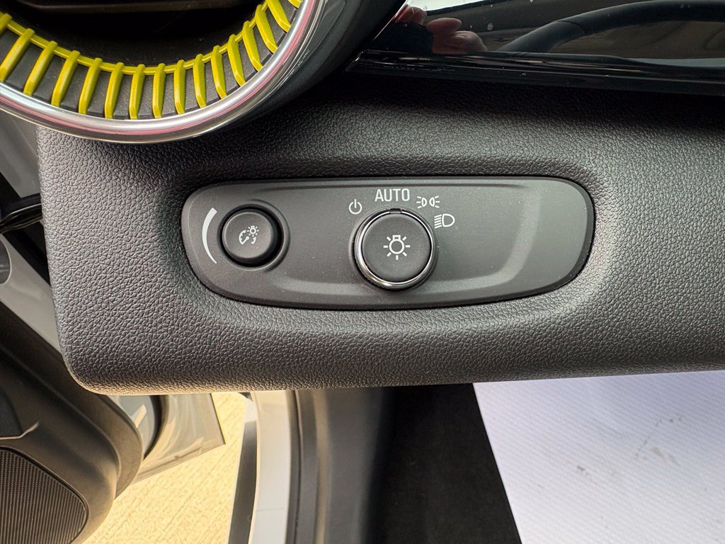 Used 2024 Chevrolet Trax ACTIV w/ Sunroof Package FWD image 17