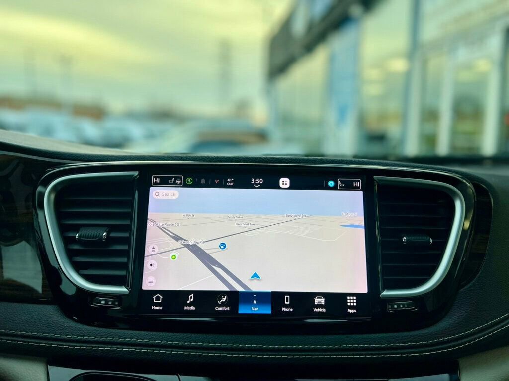 Used 2021 Chrysler Pacifica Limited w/ Uconnect Theater Family Group image 25