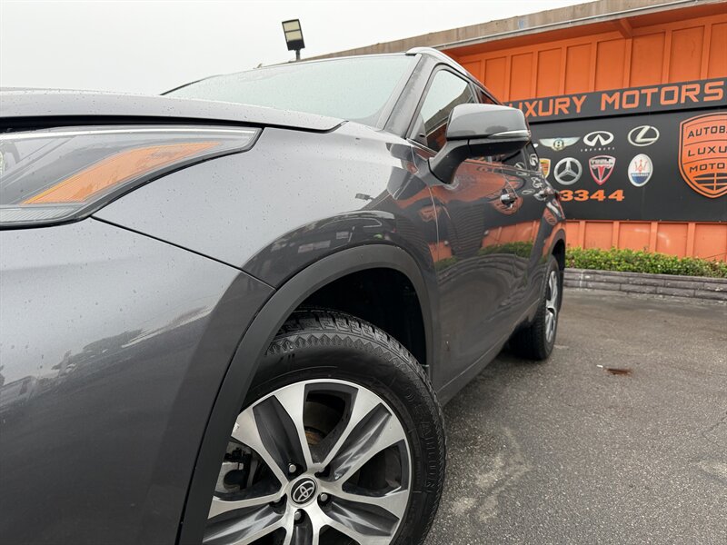 Used 2022 Toyota Highlander XLE AWD/4WD image 10