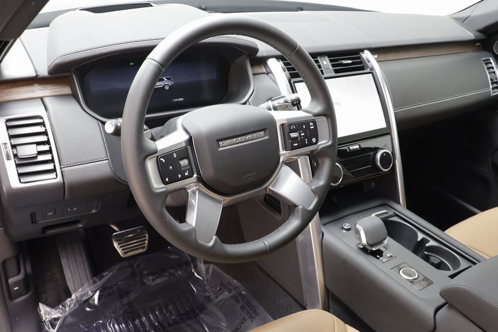 Used 2024 Land Rover Discovery Dynamic SE image 7