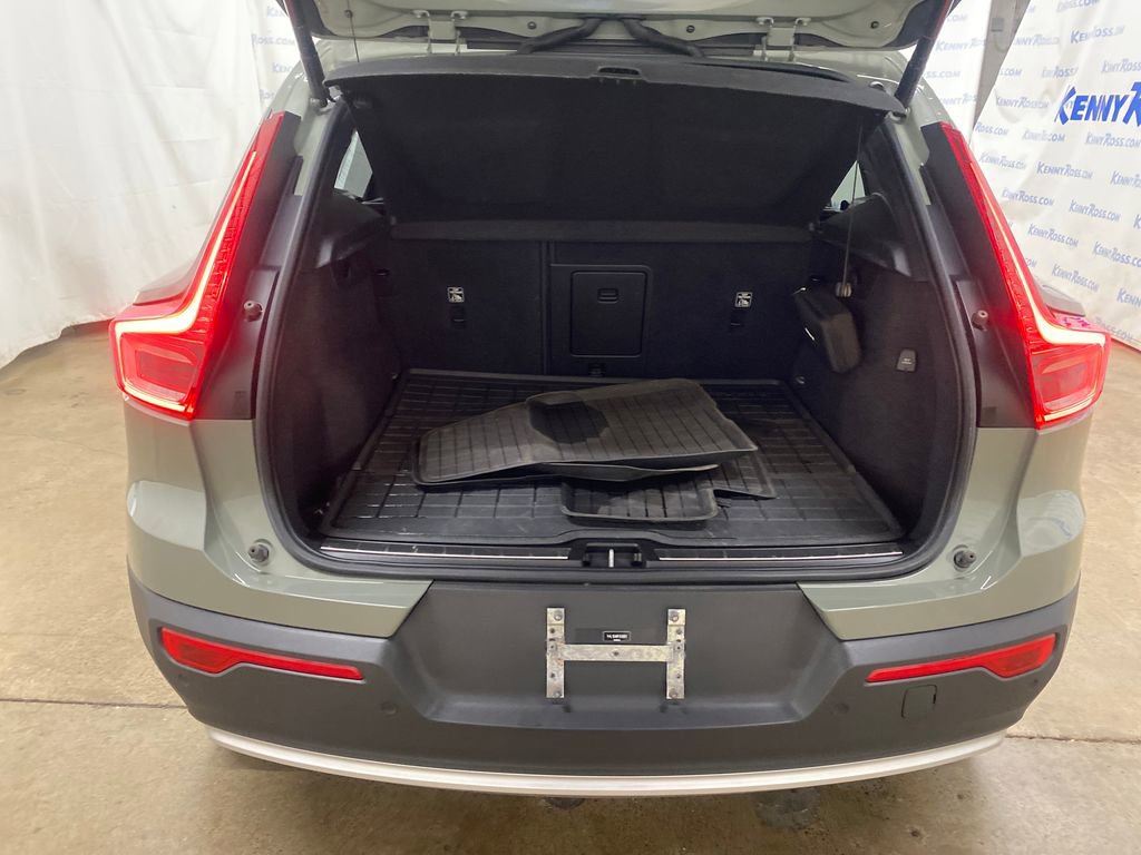 Used 2023 Volvo XC40 B5 Plus w/ Driver Assist Package AWD/4WD image 17