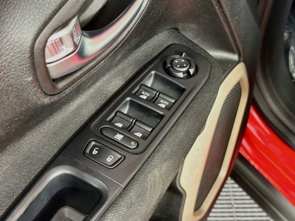 Used 2017 Jeep Renegade Latitude FWD image 17
