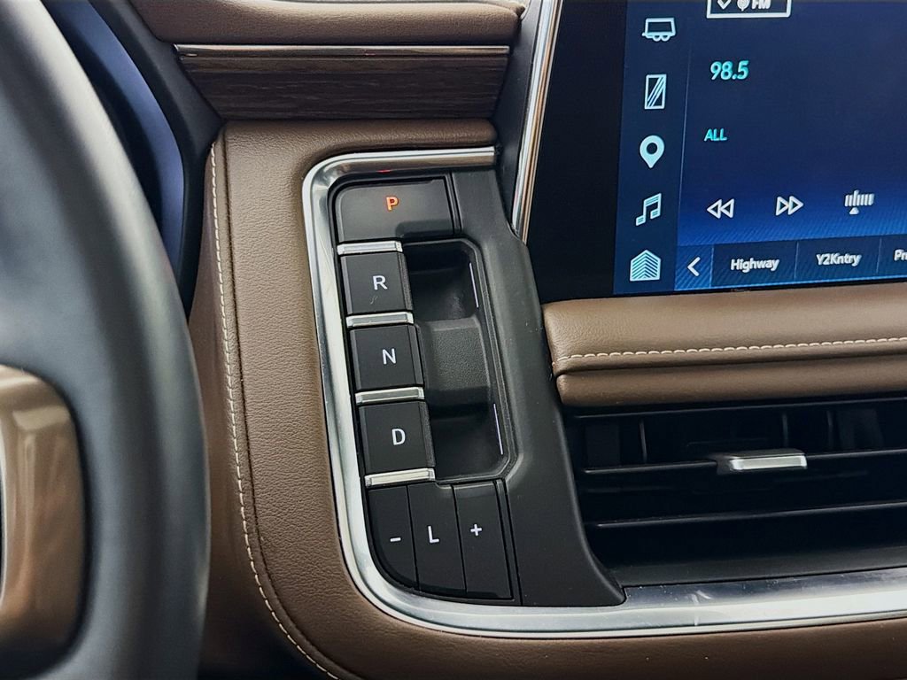Used 2023 Chevrolet Suburban High Country RWD image 21