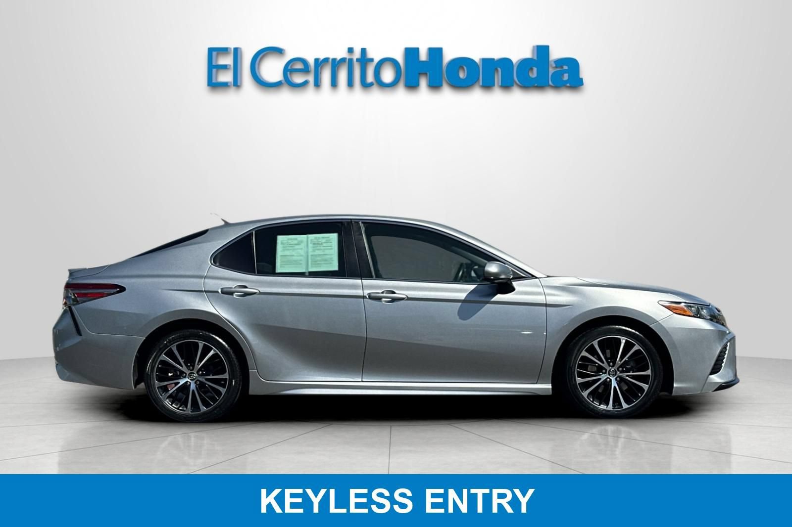 Used 2018 Toyota Camry SE FWD image 2