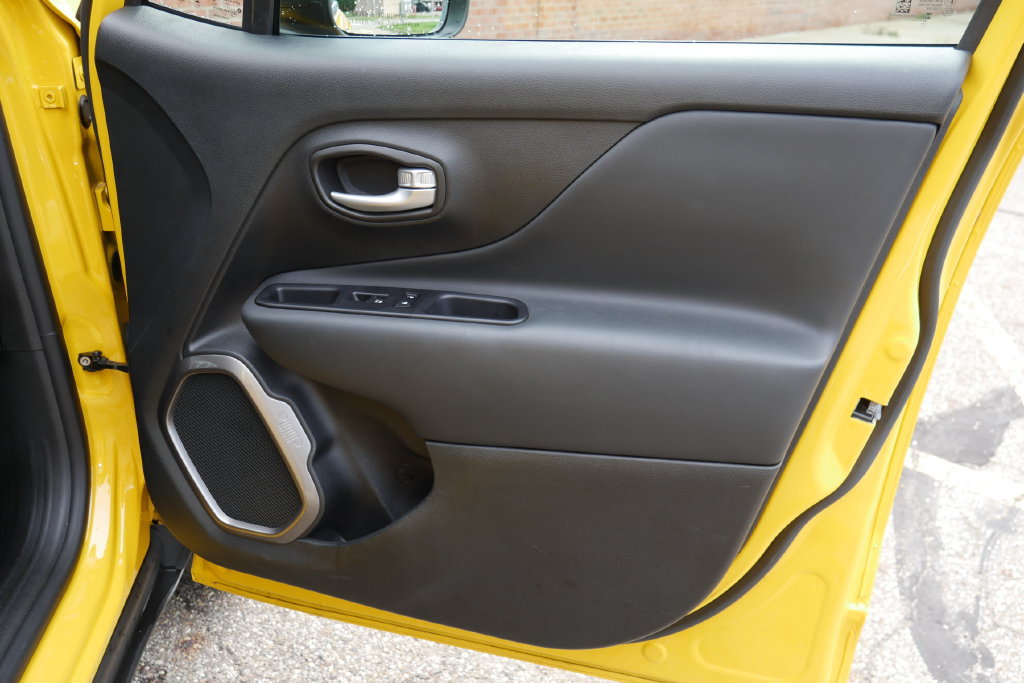 Used 2023 Jeep Renegade Latitude w/ Premium Group AWD/4WD image 9