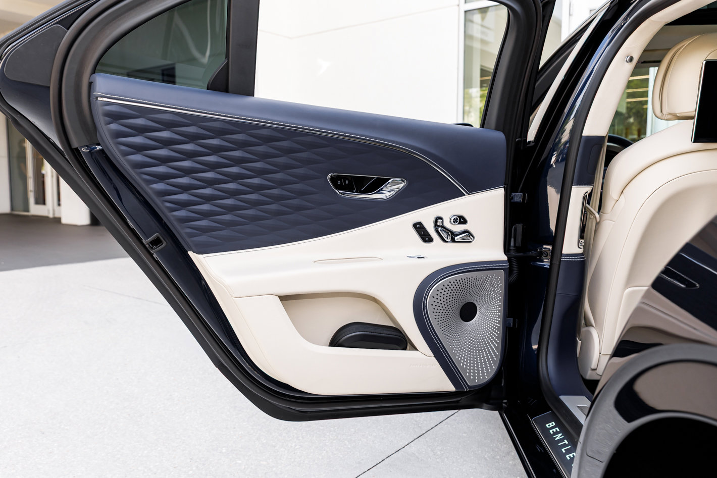 Used 2023 Bentley Flying Spur Azure AWD/4WD image 27