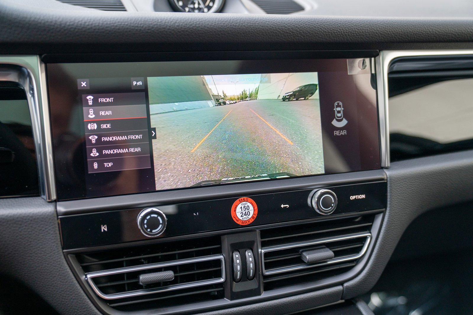 Certified 2025 Porsche Macan image 17