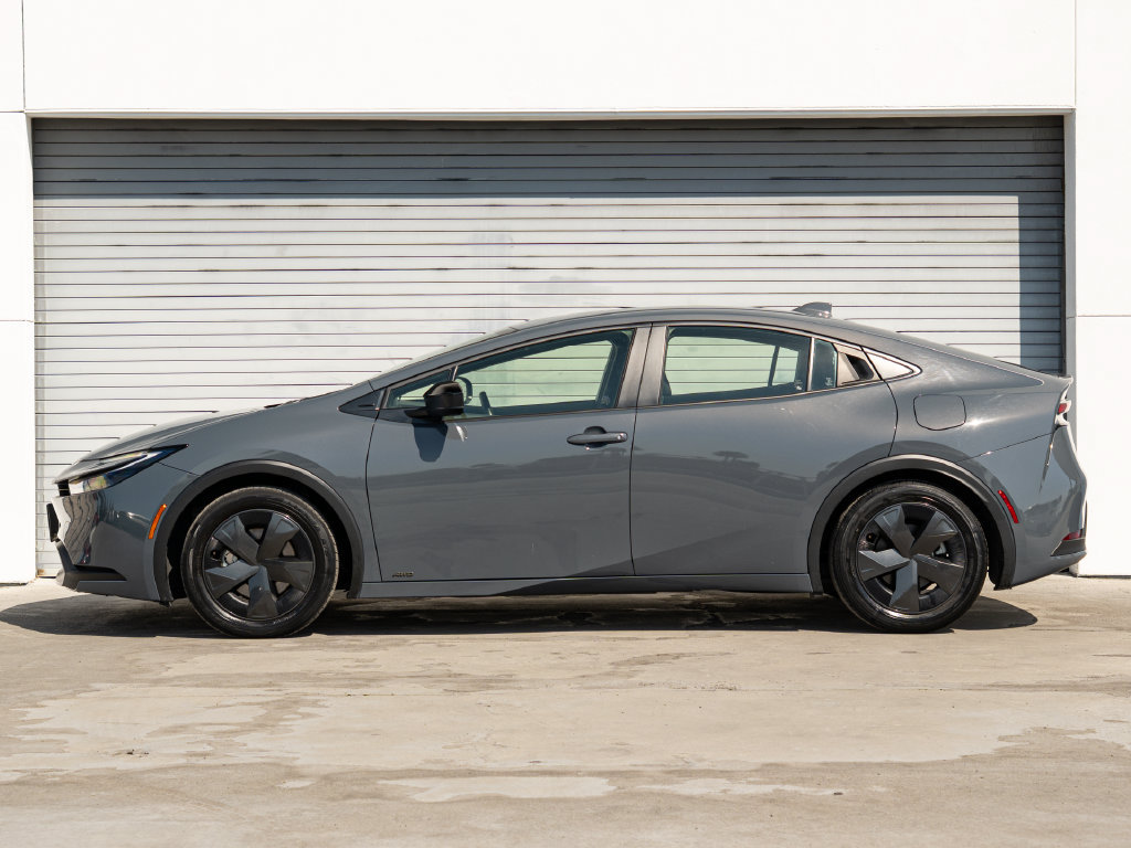 Used 2025 Toyota Prius LE AWD/4WD image 2