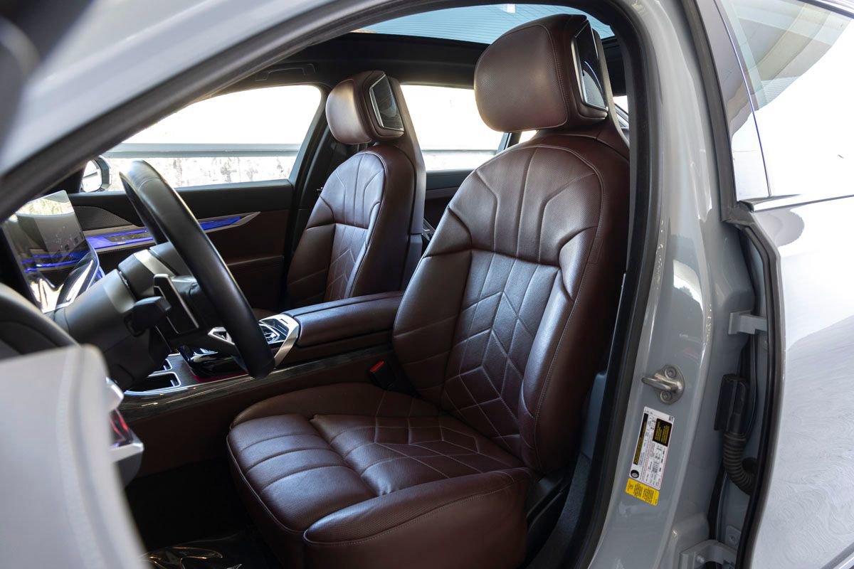 Used 2023 BMW 740i w/ Parking Assistance Package RWD image 19