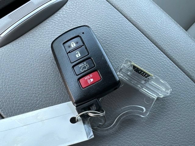 Used 2019 Toyota Highlander XLE AWD/4WD image 2