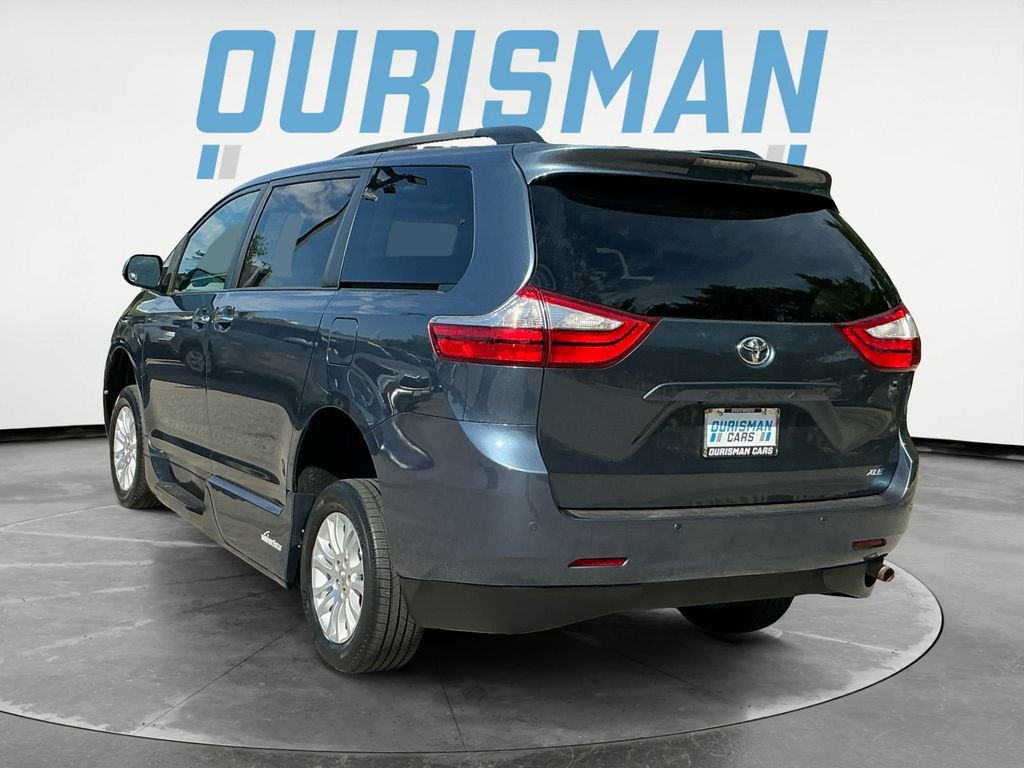 Used 2017 Toyota Sienna XLE Premium FWD image 5