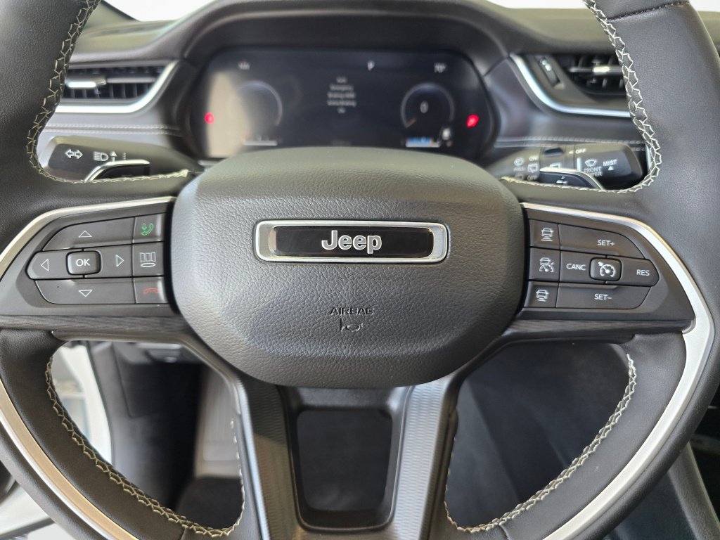 Used 2023 Jeep Grand Cherokee Altitude AWD/4WD image 14