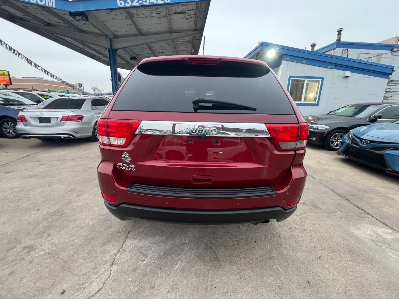 Used 2012 Jeep Grand Cherokee Laredo AWD/4WD image 4