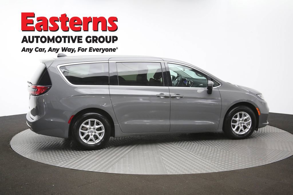 Used 2023 Chrysler Pacifica Touring-L FWD image 44