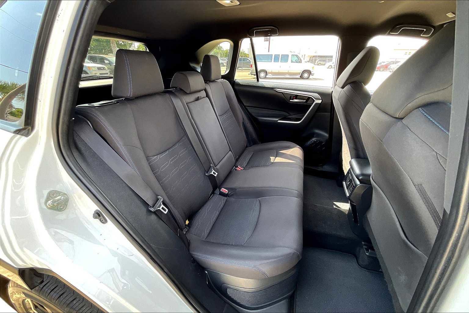 Used 2024 Toyota RAV4 SE image 17