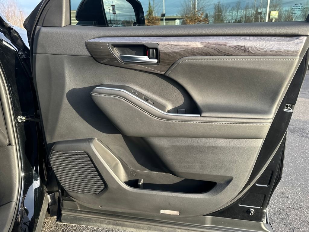 Used 2023 Toyota Highlander Limited image 17