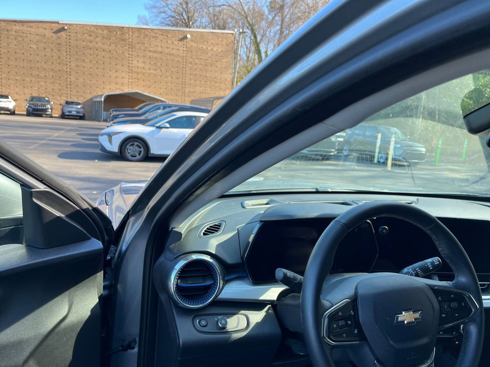 Used 2025 Chevrolet Trax LT w/ LT Convenience Package image 32