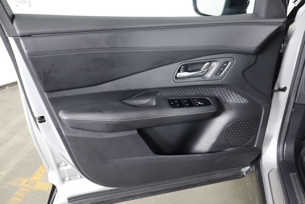Used 2024 Nissan Ariya AWD image 19