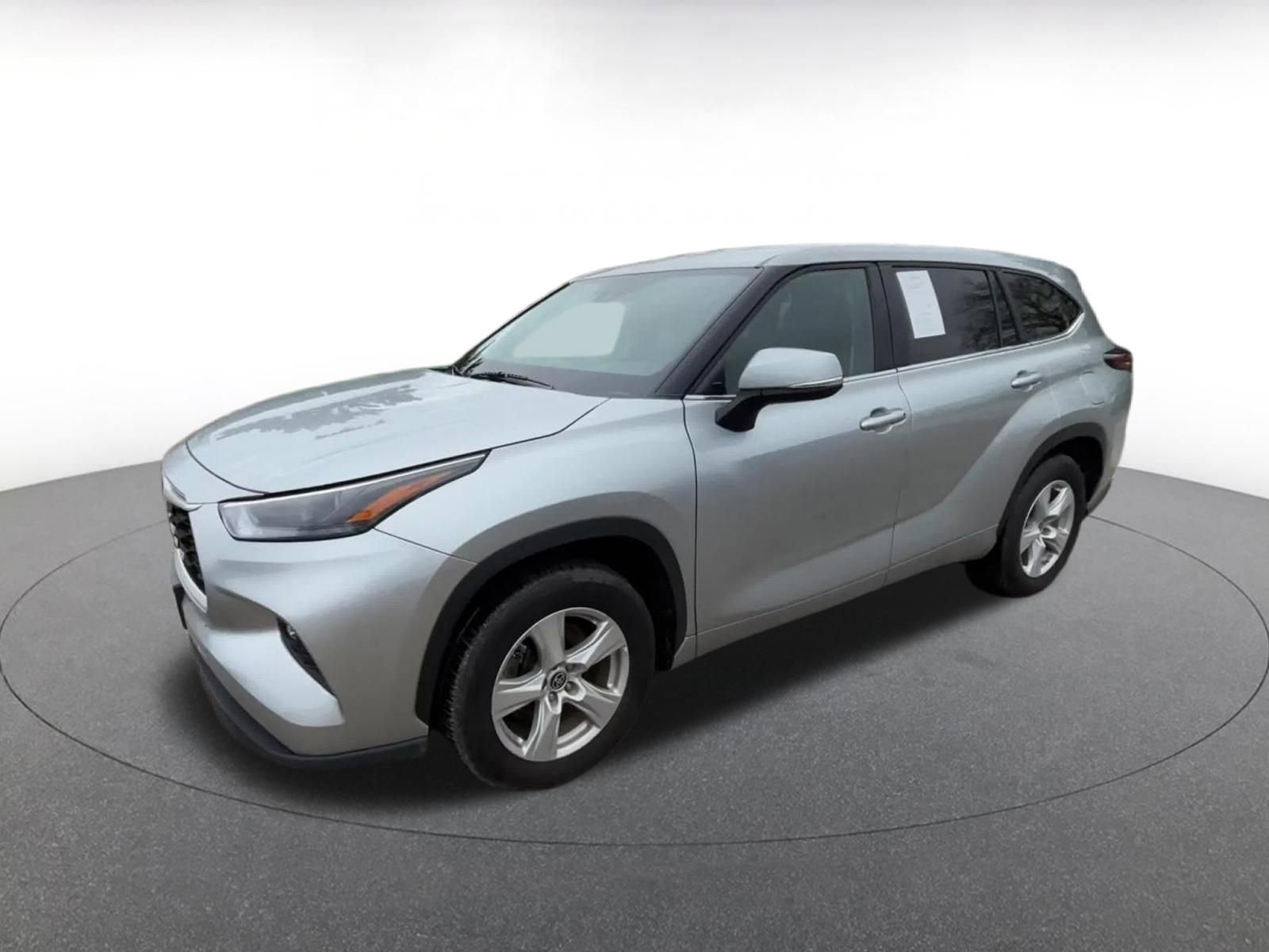 Used 2025 Toyota Highlander LE FWD image 8