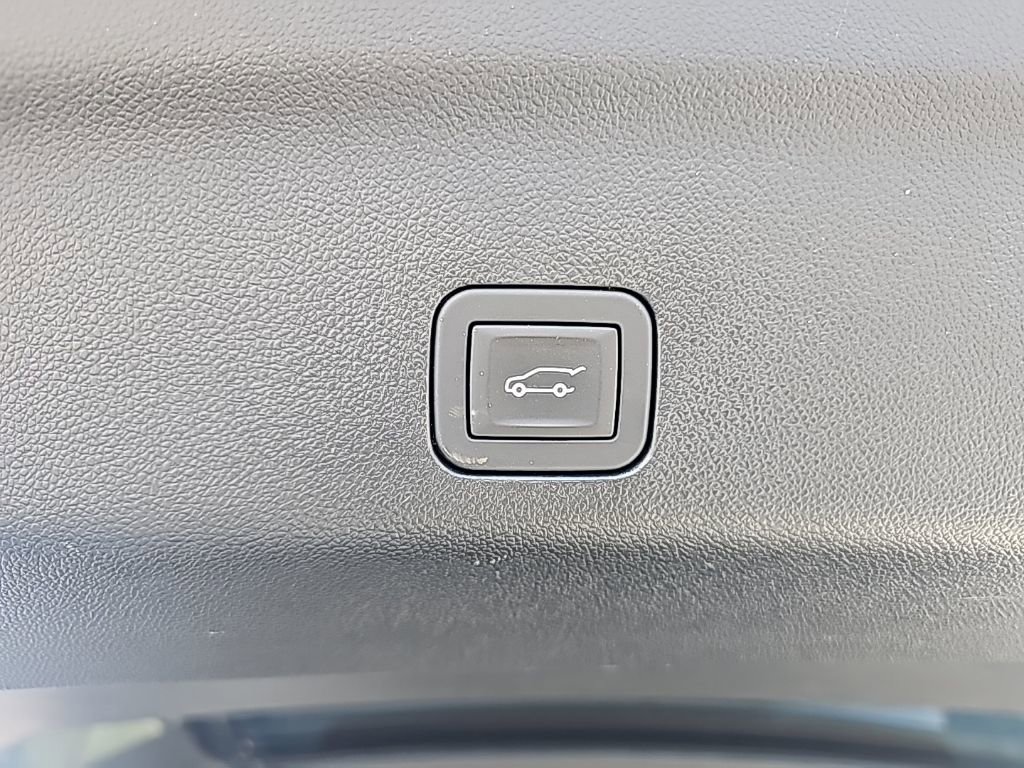 Certified 2025 GMC Yukon Denali image 8