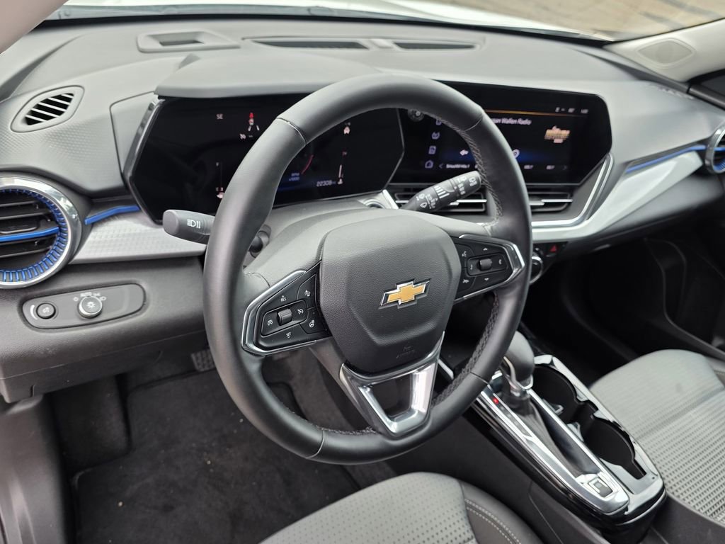 Used 2025 Chevrolet Trax LT w/ LT Convenience Package FWD image 12