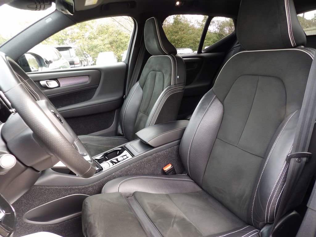 Used 2021 Volvo XC40 T5 R-Design w/ Climate Package image 11
