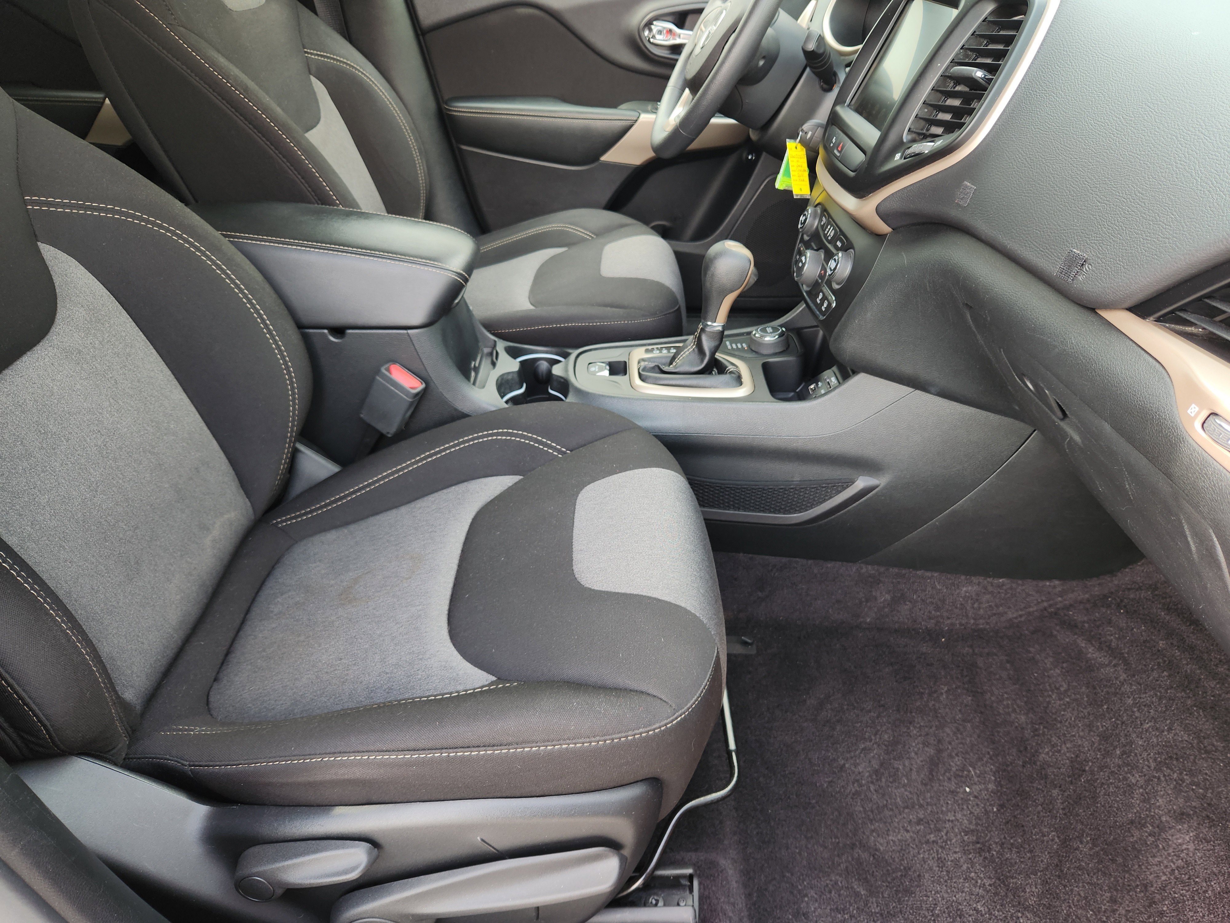Used 2018 Jeep Cherokee Latitude AWD/4WD image 15