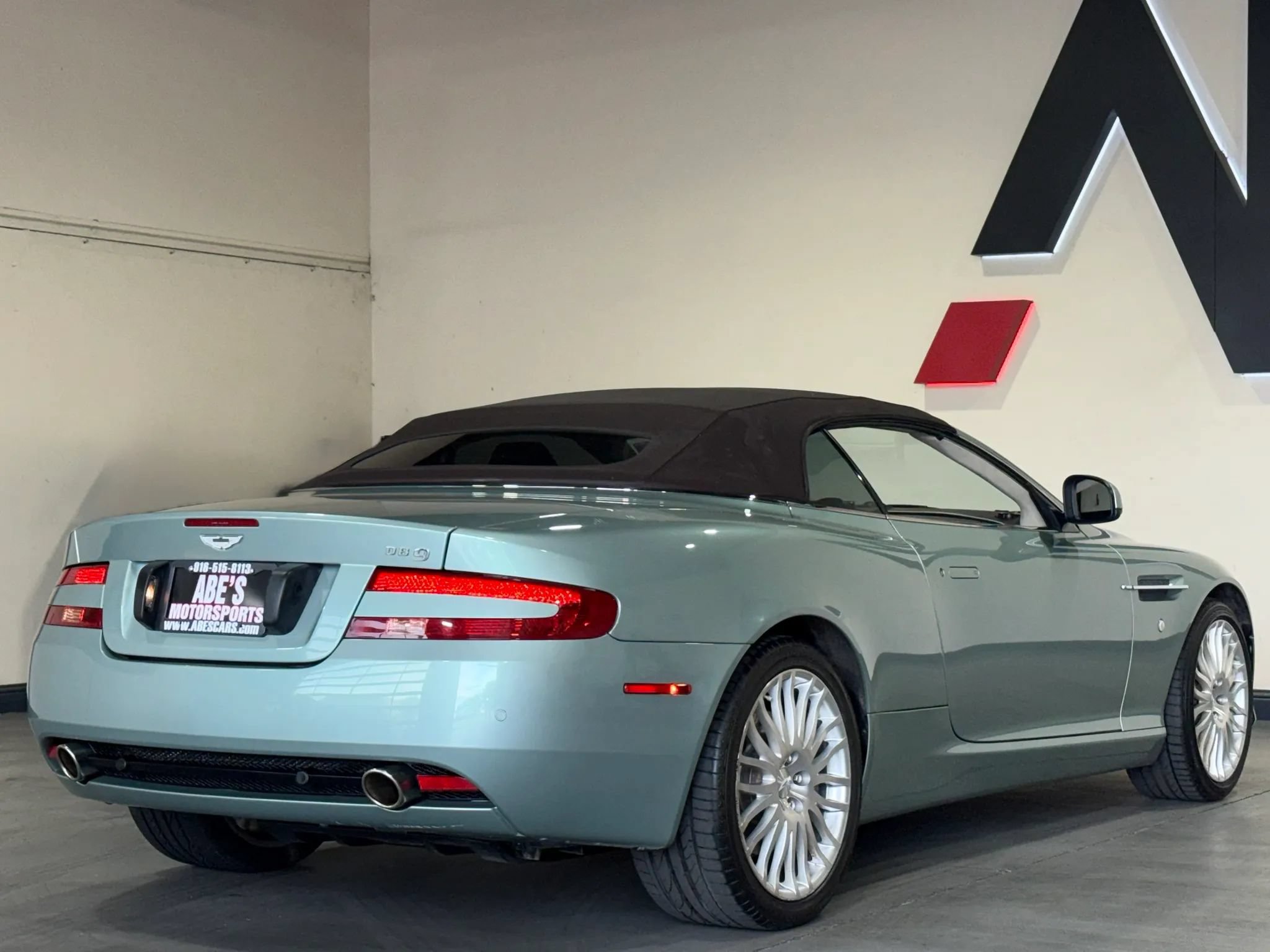 Used 2010 Aston Martin DB9 Volante RWD image 12
