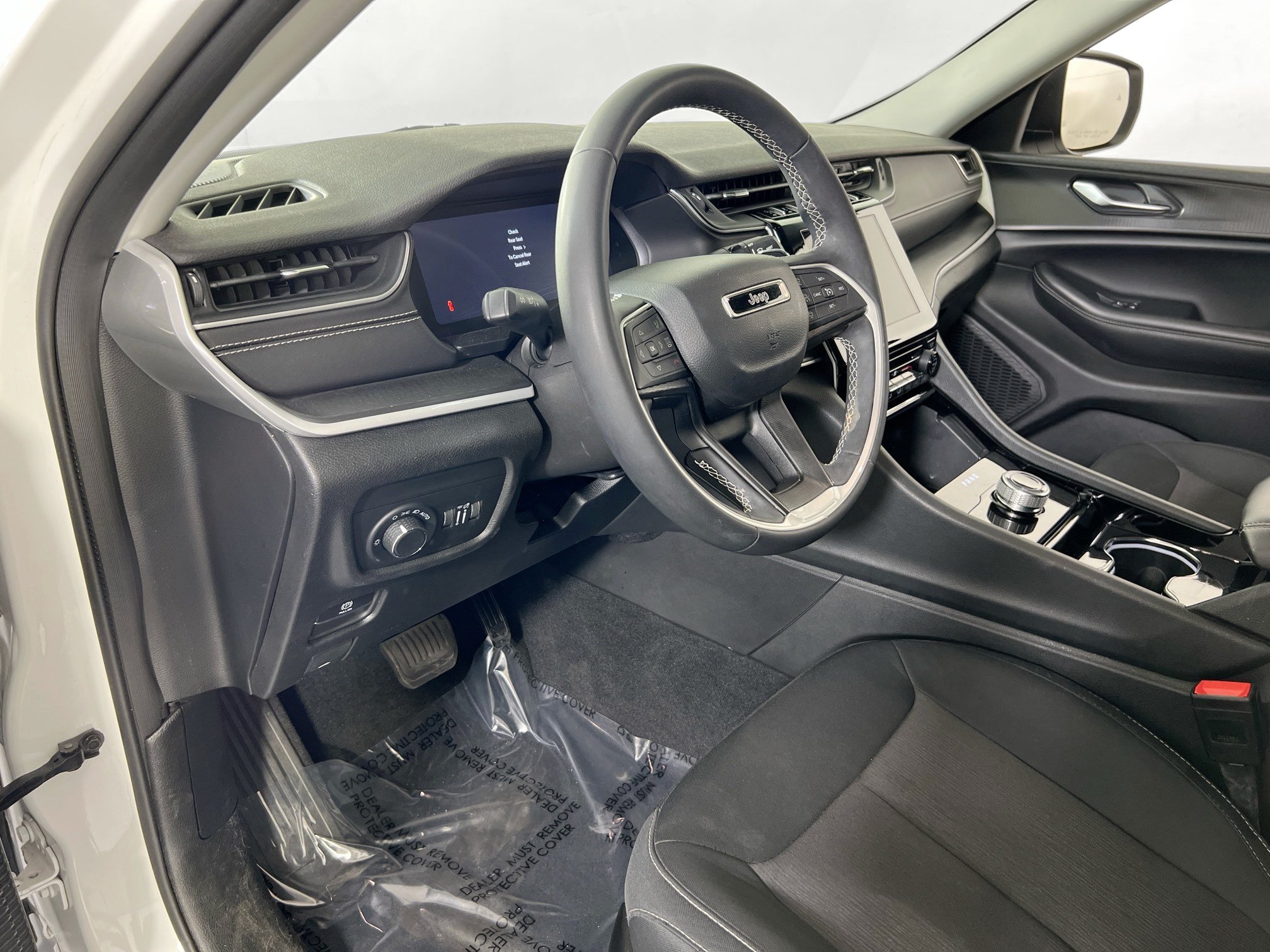 Used 2023 Jeep Grand Cherokee Laredo AWD/4WD image 9