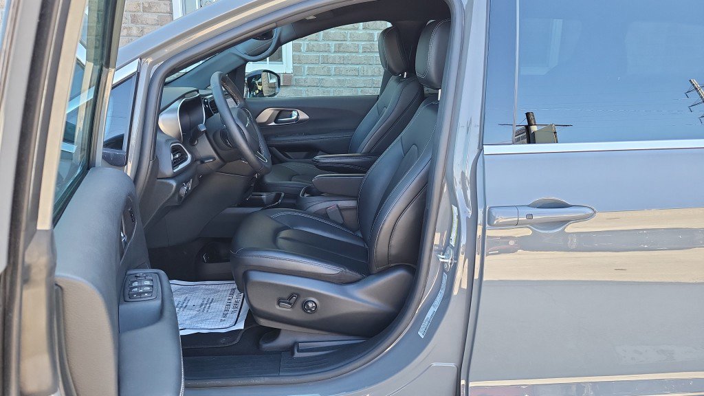 Used 2025 Chrysler Pacifica Select image 17